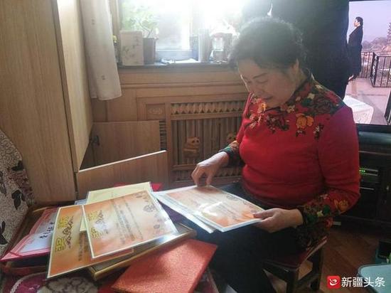 焦学英展示他们的获奖证书