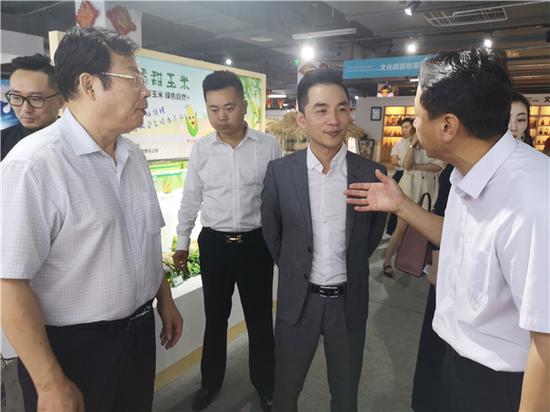 考察团参观五谷城“天赋河套”总部运营基地