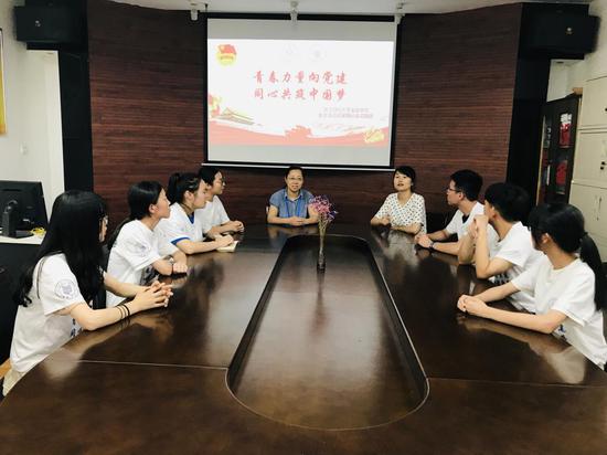 嘉荷社区党群服务中心座谈会