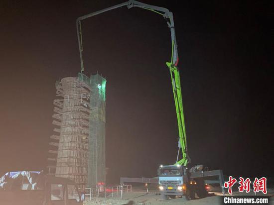 图为兰张三四线铁路兰武段站前5标项目清水河特大桥62#墩顺利浇筑完成。 卢文辉 摄