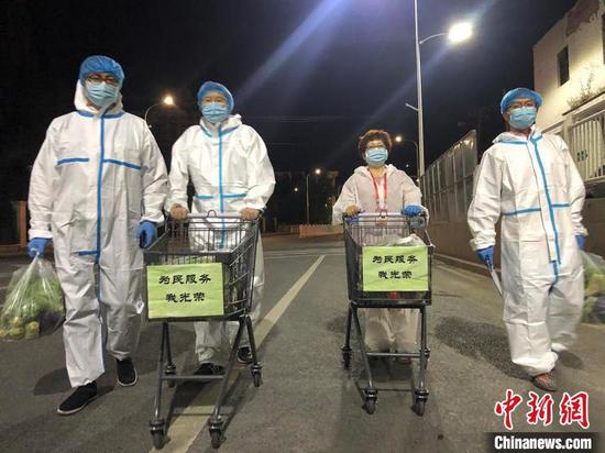 (抗击新冠肺炎)乌鲁木齐:抗“疫”不忘困难户 走访慰问显温情