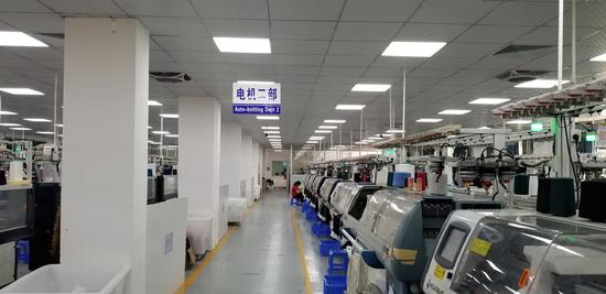 图为东莞市瑞麟毛织有限公司电脑织机车间