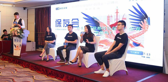 (水滴保险研究院成员们解答现场观众疑问)