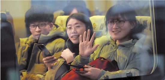 1月21日,旅客乘坐乌鲁木齐开往兰州西的动车回家。当日,为期40天的春运拉开大幕。□本报记者秦梅花摄