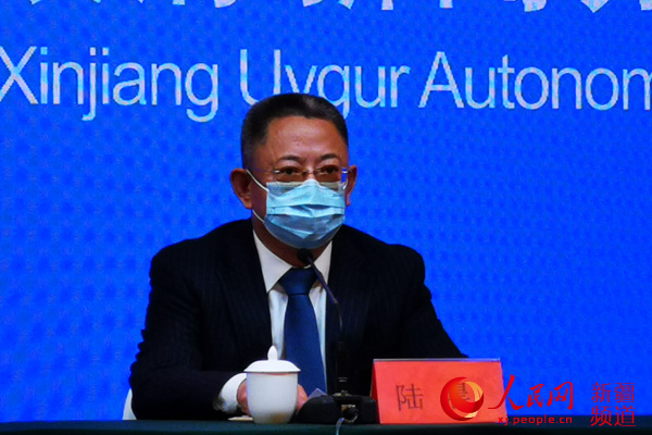 自治区新冠肺炎医疗救治定点医院副院长陆晨介绍情况。马亮 摄