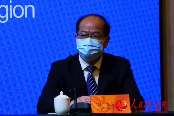 乌鲁木齐市教育局副局长张德宏介绍情况。马亮 摄