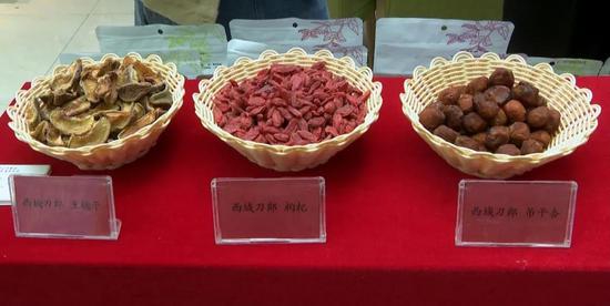 图为阿瓦提县精心加工包装各类农产品亮相交易会。古海尔·艾山 摄
