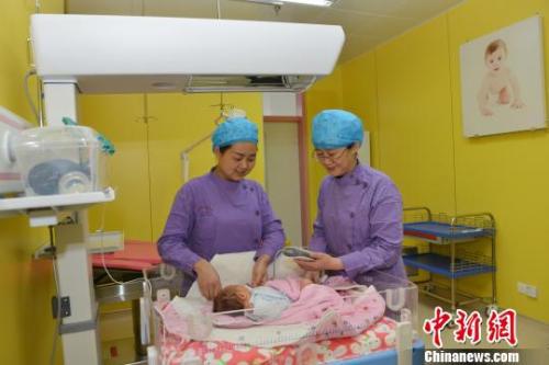 资料图:青海省人民医院的医护人员照看刚出生的婴儿。 孙莹 摄