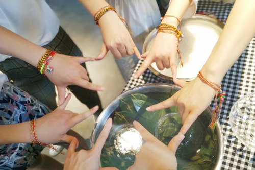 (图:燕之屋郑州粽子DIY品鉴会嘉宾佩戴五彩绳合影)