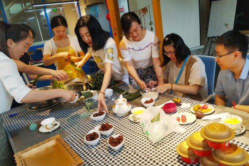 (图:燕之屋郑州粽子DIY品鉴会现场嘉宾包粽子)