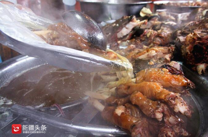巴哈尔古丽卖的羊蹄、羊头肉等美食。
