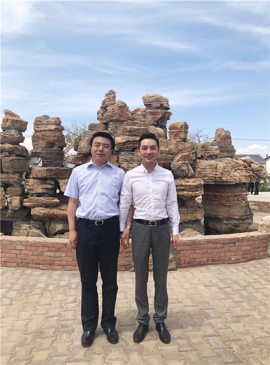 巴彦淖尔市长张晓兵与张家豪参加“开镰节