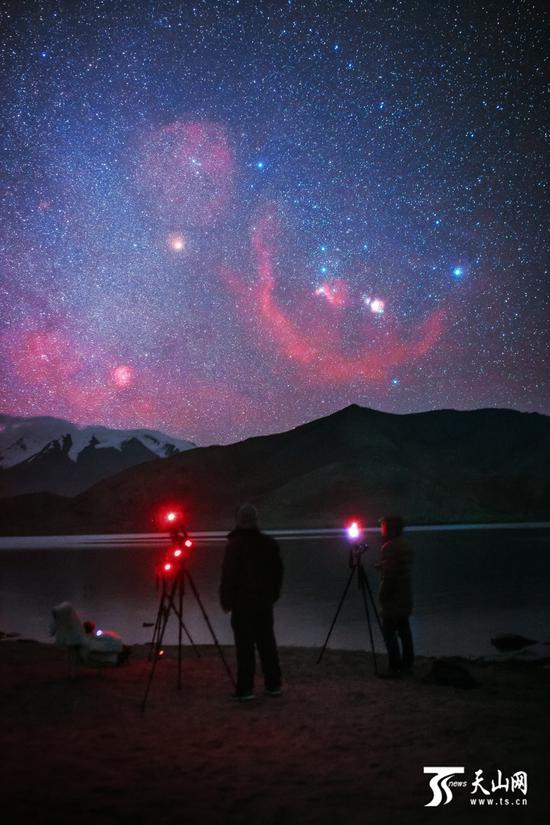 天山天池星空令他着迷吟诗。(图由受访者提供)