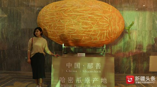 游客与哈密瓜模型合影留念