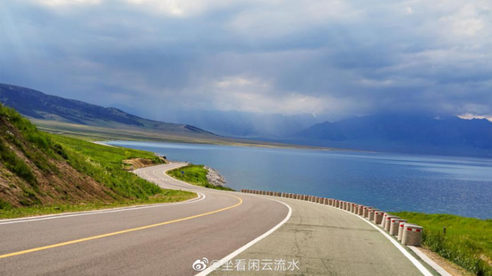 赛里木湖环湖公路(图片来源:达人“坐看闲云流水”微博)