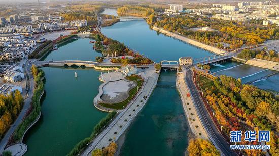10月21日,航拍新疆博湖县开都河畔秋景。新华网发 年磊摄