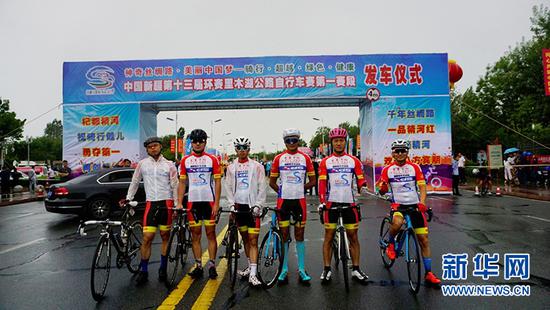 杨春健(右二)与他的队员们赛前合影。董亚倩摄