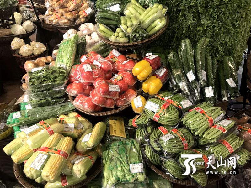 乌鲁木齐市友好超市和平北路店的新鲜蔬菜。
