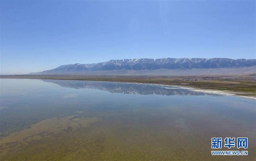 这是从空中俯瞰巴里坤湖美景(4月27日摄,无人机照片)。 新华社记者 赵戈 摄