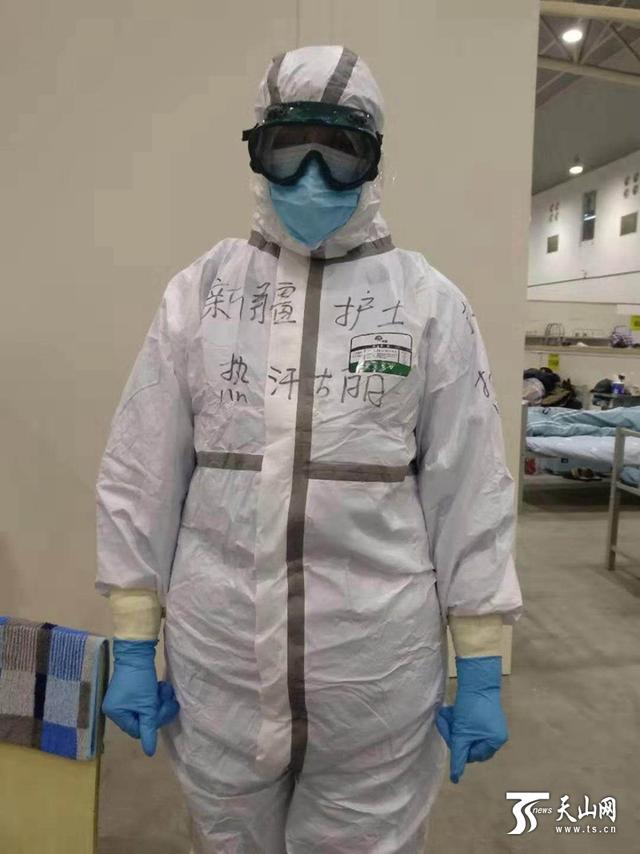 热汗古丽 · 阿木提在工作中。