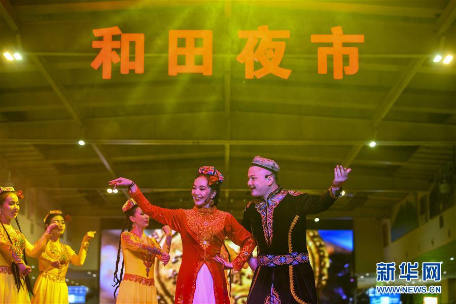 3月16日,在和田夜市环湖店,舞蹈演员表演节目。新华社记者 赵戈 摄
