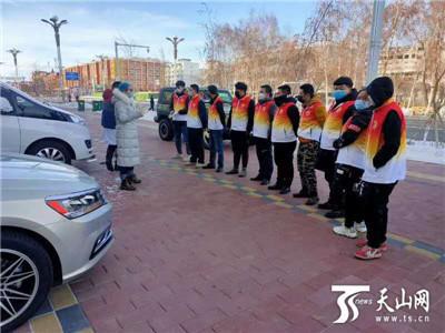 为居民服务前,乌苏雷锋车队召开动员会。
