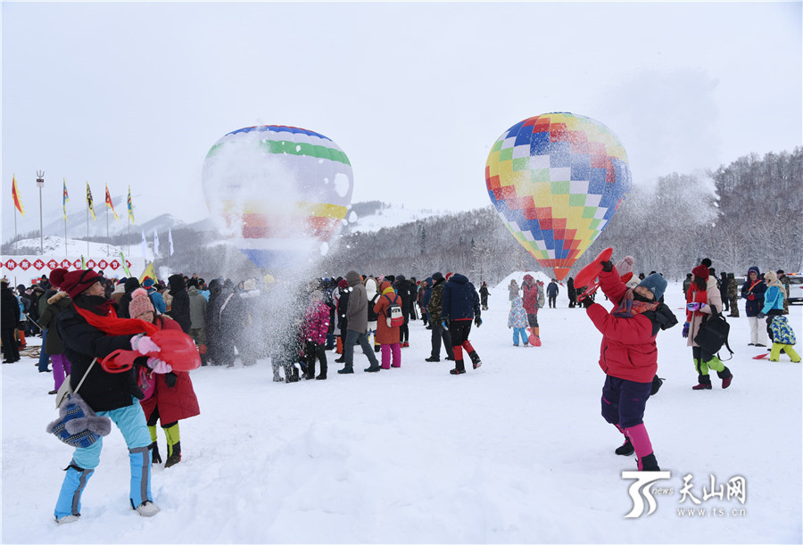 2019年1月1日,游客在禾木尽情享受泼雪的快乐。
