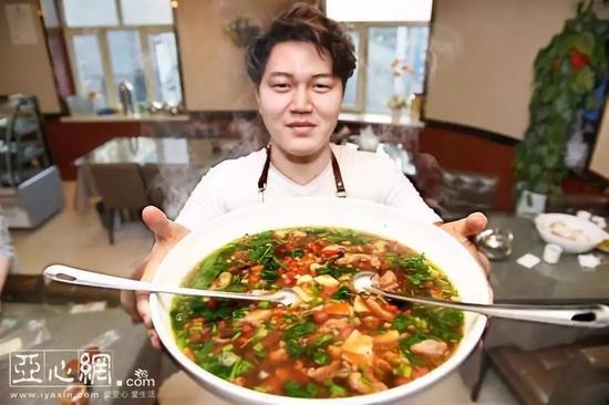 9月4日,记者来到了乌鲁木齐市体育馆路444号一碗汤饭面馆,一碗碗冒着热气的汤饭正从后厨端上餐桌。