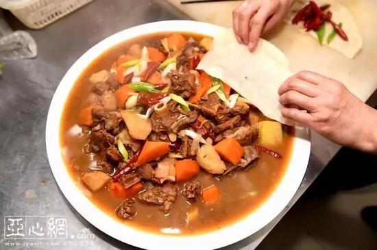 (一碗汤饭的另一特色——羊肉焖饼看上去也非常诱人)