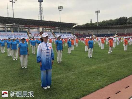健身气功协会表演《健身气功八段锦》
