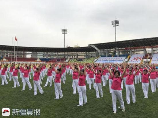 新疆中青旅老年文化俱乐部成员表演《中国人宣言健身操》