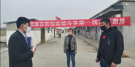 3月3日上午,艾尼卡尔·阿布都日希提(左一)正在住宿区为队员们解决问题