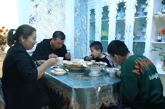万人说新疆丨图尔荪尼亚孜汗：三个孩子永远是我的骄傲