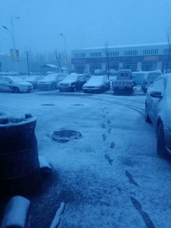 10月17日,塔城已经开始下雪