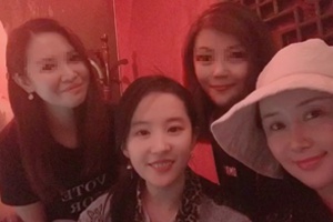 刘亦菲颜值飙升巴掌脸天鹅颈抢镜