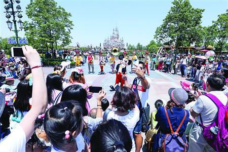 黄牛说,外地赶来、仅有1天时间游玩的游客,以及带小孩的家庭,更愿意花钱买快通证。/晨报记者郁文艳