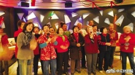 囧哥:大爷大妈占领KTV,李嬢嬢你又点枸杞威士忌啦? 囧哥:大爷大妈占领KTV,李嬢嬢你又点枸杞威士忌啦?图片