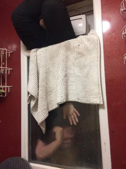 囧哥:还有比这更尴尬的首次约会吗?女子捡屎被卡住 囧哥:还有比这更尴尬的首次约会吗?女子捡屎被卡住图片