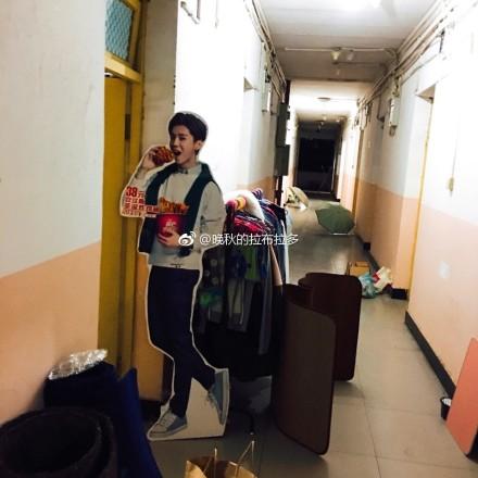 囧哥:还有比这更尴尬的首次约会吗?女子捡屎被卡住 囧哥:还有比这更尴尬的首次约会吗?女子捡屎被卡住图片
