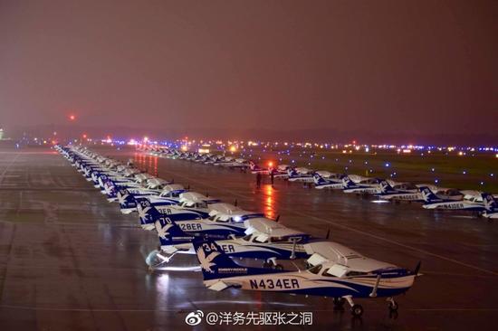 囧哥:姐妹情深!慈善夜大合影 冰冰杨幂子怡输张韶涵? 囧哥:姐妹情深!慈善夜大合影 冰冰杨幂子怡输张韶涵?图片