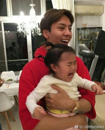 囧哥:小伙失恋大把撒币称 囧哥:小伙失恋大把撒币称