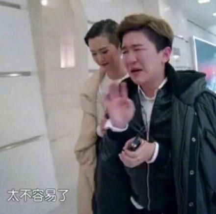 囧哥:无黄牛无护栏 iPhone8首发来4人欢迎仪式很尴尬 囧哥:无黄牛无护栏 iPhone8首发来4人欢迎仪式很尴尬图片