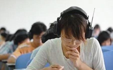 囧哥:无黄牛无护栏 iPhone8首发来4人欢迎仪式很尴尬 囧哥:无黄牛无护栏 iPhone8首发来4人欢迎仪式很尴尬图片