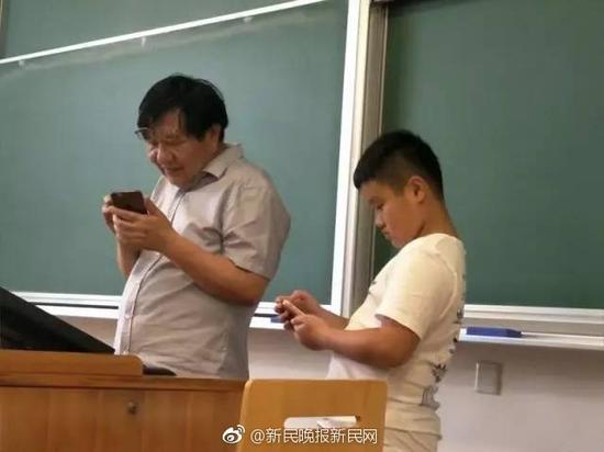 囧哥:无黄牛无护栏 iPhone8首发来4人欢迎仪式很尴尬 囧哥:无黄牛无护栏 iPhone8首发来4人欢迎仪式很尴尬图片