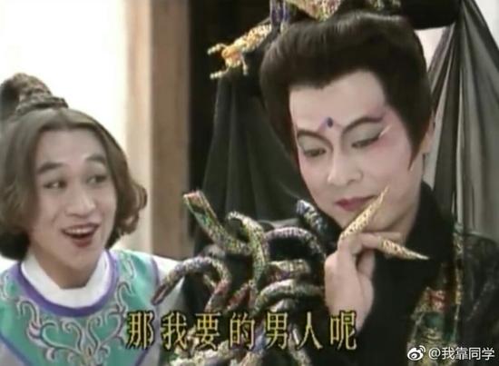 囧哥:无黄牛无护栏 iPhone8首发来4人欢迎仪式很尴尬 囧哥:无黄牛无护栏 iPhone8首发来4人欢迎仪式很尴尬图片