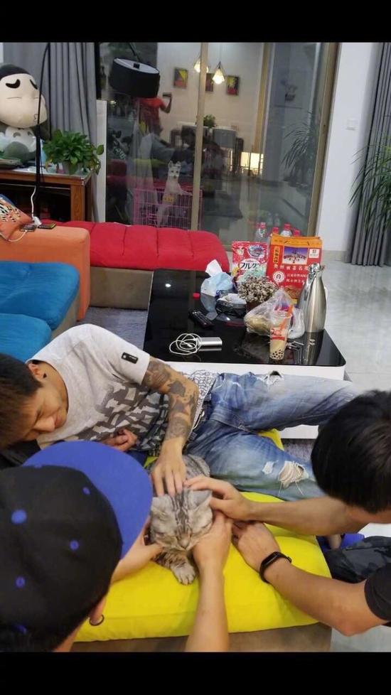 囧哥午间版:招聘一个追星的 摄影文案美工翻译全有了 囧哥午间版:招聘一个追星的 摄影文案美工翻译全有了图片