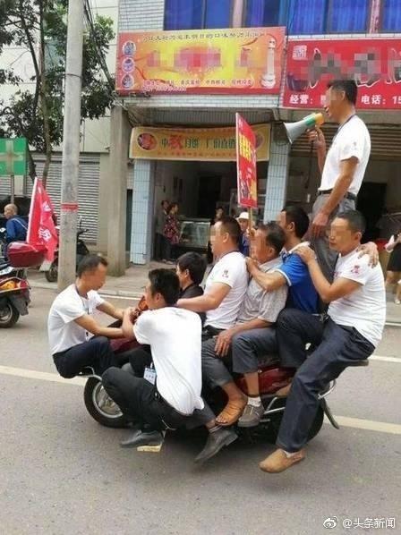 囧哥:我秦始皇打钱!手机掉兵马俑坑 导游称成文物了 囧哥:我秦始皇打钱!手机掉兵马俑坑 导游称成文物了图片