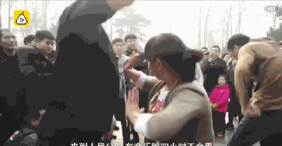 囧哥:锅从天降! 大妈怒怼cos女孩“我孙女就是被你们带坏的” 囧哥:锅从天降! 大妈怒怼cos女孩“我孙女就是被你们带坏的”图片