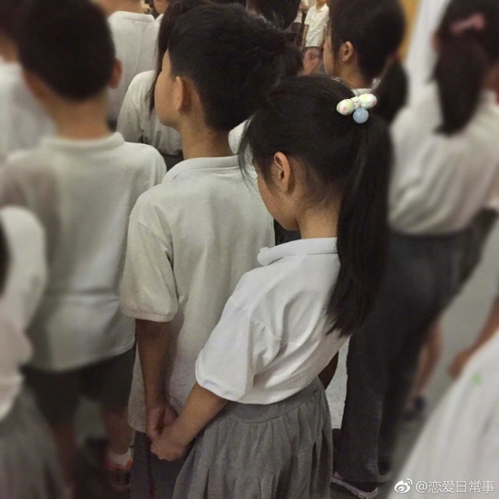 囧哥午间版:这广告照片谁拍的 以为千玺在摸王俊凯… 囧哥午间版:这广告照片谁拍的 以为千玺在摸王俊凯…图片