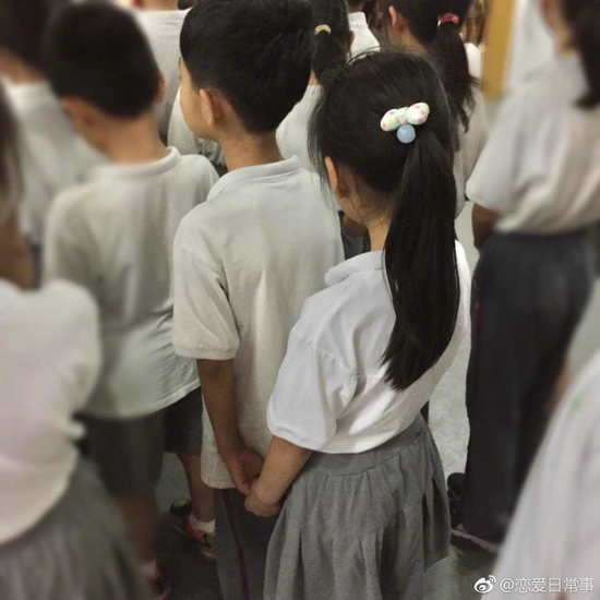 囧哥午间版:这广告照片谁拍的 以为千玺在摸王俊凯… 囧哥午间版:这广告照片谁拍的 以为千玺在摸王俊凯…图片
